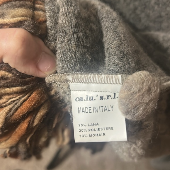 MariLu 3 button, opening for arms poncho, shawl, medium (?)I purchased in Italy - Picture 5 of 8